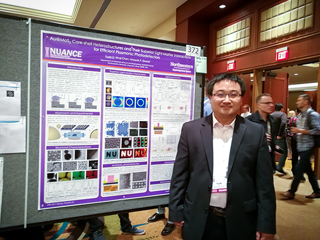 Yuan presenting the Au-MoS2 photodetection work